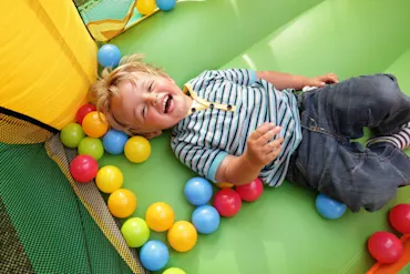 enfant-piscine-a-balle